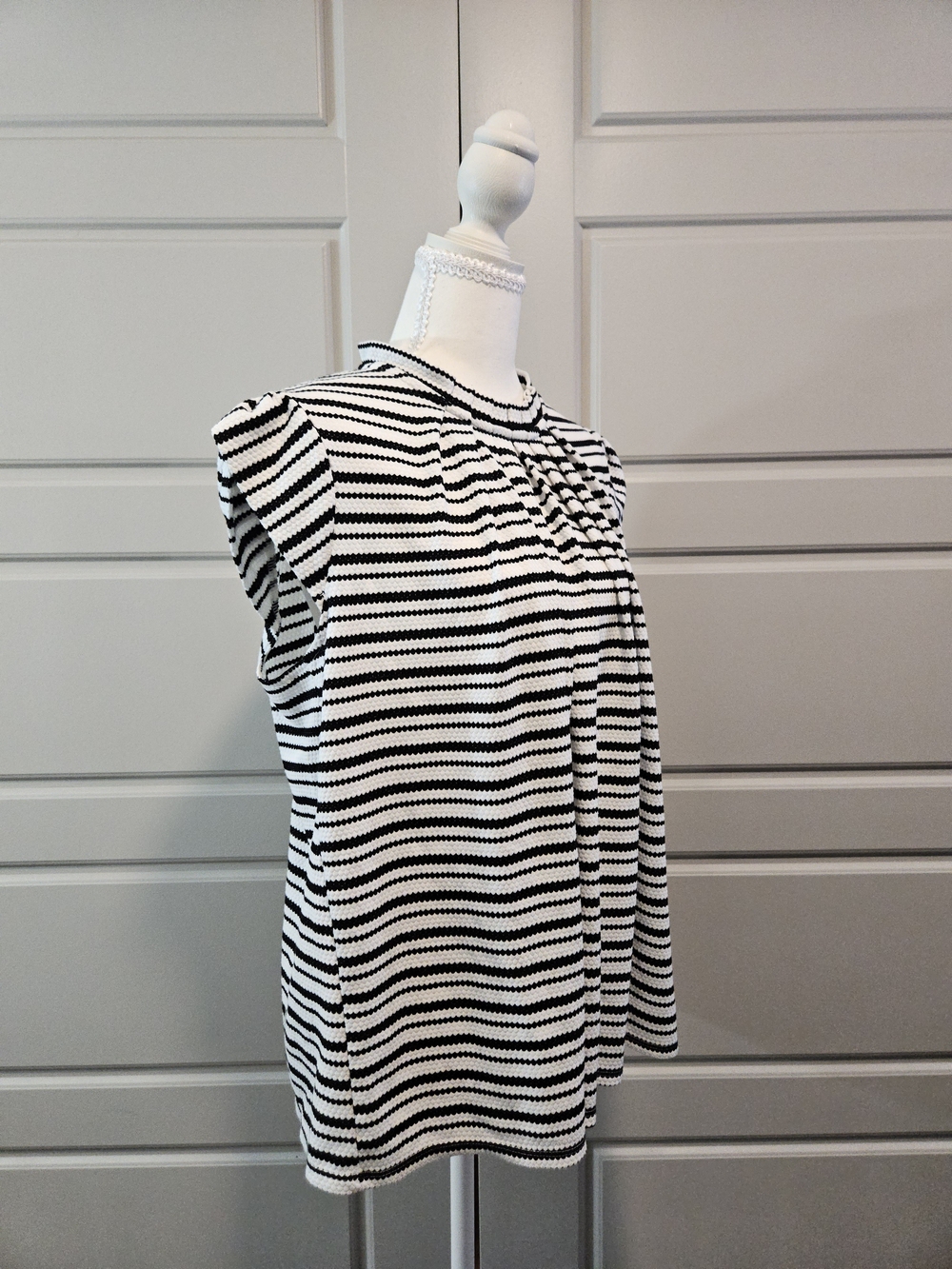 ELLE Black & White Geometric Scallop Stripe Cap Sleeve High Neck Top Size XL - Picture 2 of 4